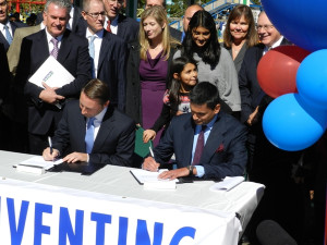 Westchester County Executive Rob Astorino and Sustainable Playland Inc.”™s then-president, Dhruv Narain, sign a letter of intent in 2012.