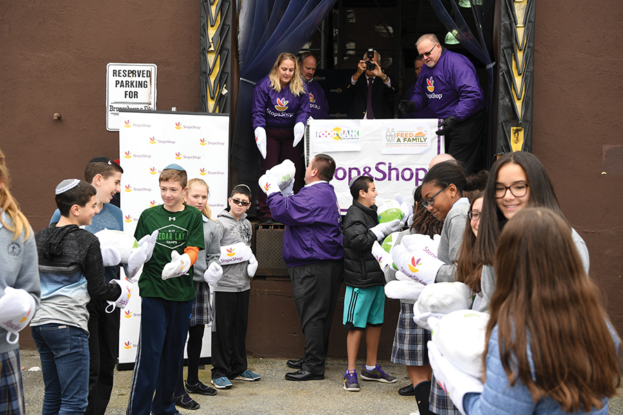 Students unload 1,000 turkeys