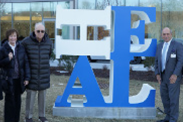 SINGER FAMILY DONATES SCULPTURE TO HOSPITAL