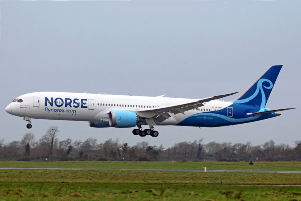 A Norse Boeing 787-9 airplane landing. Photo by Malcolm Nason.