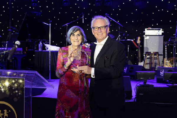 VANESSA WILLIAMS WOWS GUESTS