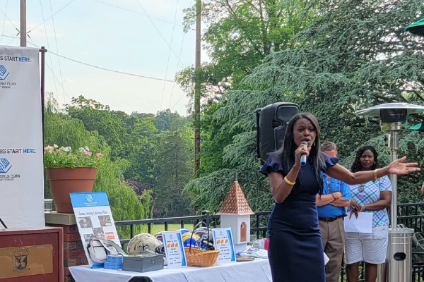CELEBRITY ALUMNUS AT FUNDRAISER