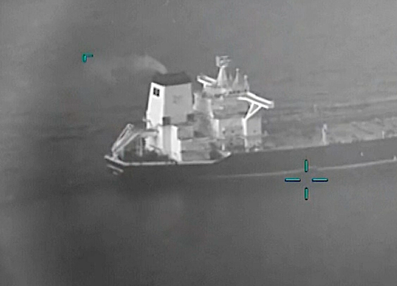 U.S. Navy protects oil tankers from Iranian Navy ships; video report