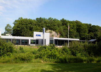 ASML reports over $1.27 billion in net income in Q1