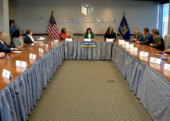 Hochul holds meeting in Yonkers on cellphone addiction, use in schools: VIDEO