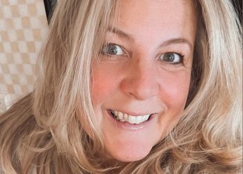 Selling K-beauty (Korean cosmetics) as a way to heal