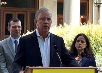 Lamont asks UI to delay Siting Council vote on Fairfield-Bridgeport monopole plan