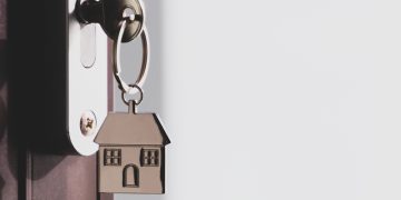 Silver Lake resident demands ownership of house