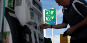 CNN WIRE — Oil prices dropping but don’t expect $3 gas anytime soon: VIDEO