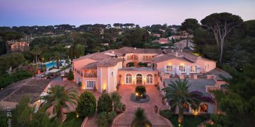 Travel Talk — Villa Miraé, Antibes, France