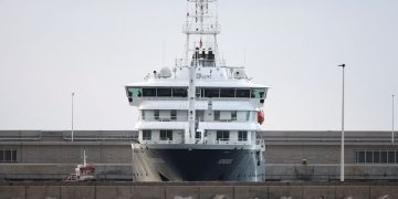 CNN NewsWire: Waves of passengers evacuated from cruise ship hit by deadly hantavirus