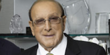 Clive Davis who supported Bedford Playhouse dies at 94