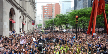 Estimated 2M attend ticker-tape parade for Knicks: VIDEO